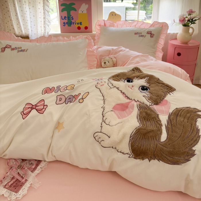 91家纺网 家纺一手货源 找家纺 易禾家纺 2025新款韩版卡通兔毛贴布绣水洗棉四件套学生宿舍三件套-炸毛小猫 炸毛小猫——奶白粉