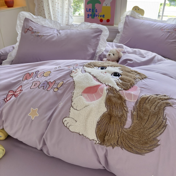 91家纺网 家纺一手货源 找家纺 易禾家纺 2025新款韩版卡通兔毛贴布绣水洗棉四件套学生宿舍三件套-炸毛小猫 炸毛小猫——雾紫