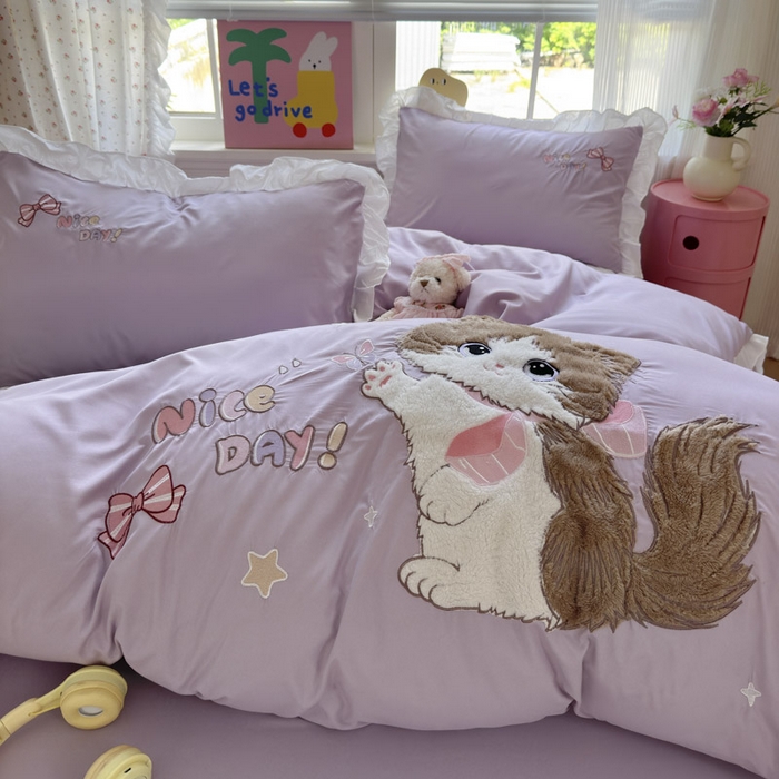 91家纺网 家纺一手货源 找家纺 易禾家纺 2025新款韩版卡通兔毛贴布绣水洗棉四件套学生宿舍三件套-炸毛小猫 炸毛小猫——雾紫