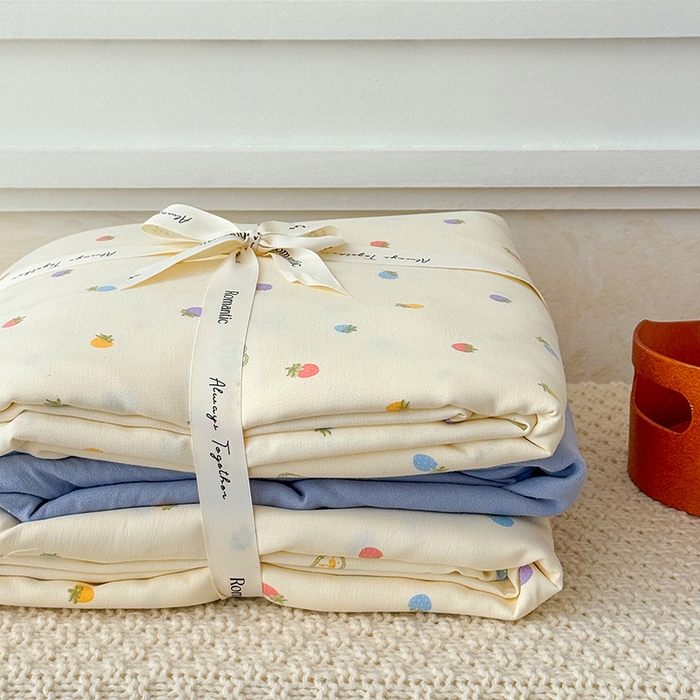 91家纺网 家纺一手货源 找家纺 竹合家纺 2025秋冬新品爆款有氧人字纹提花小清新加厚四件套 草莓点点