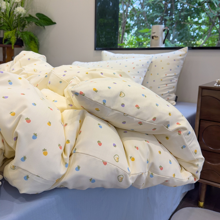 91家纺网 家纺一手货源 找家纺 竹合家纺 2025秋冬新品爆款有氧人字纹提花小清新加厚四件套 草莓点点