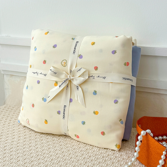 91家纺网 家纺一手货源 找家纺 竹合家纺 2025秋冬新品爆款有氧人字纹提花小清新加厚四件套 草莓点点