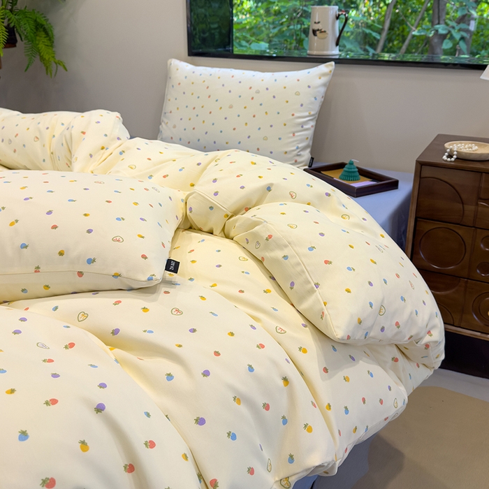 91家纺网 家纺一手货源 找家纺 竹合家纺 2025秋冬新品爆款有氧人字纹提花小清新加厚四件套 草莓点点