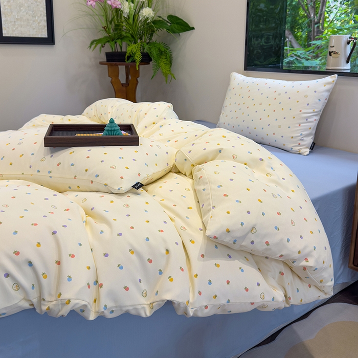 91家纺网 家纺一手货源 找家纺 竹合家纺 2025秋冬新品爆款有氧人字纹提花小清新加厚四件套 草莓点点