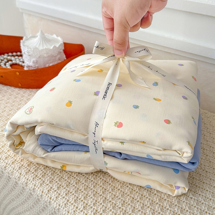 91家纺网 家纺一手货源 找家纺 竹合家纺 2025秋冬新品爆款有氧人字纹提花小清新加厚四件套 草莓点点