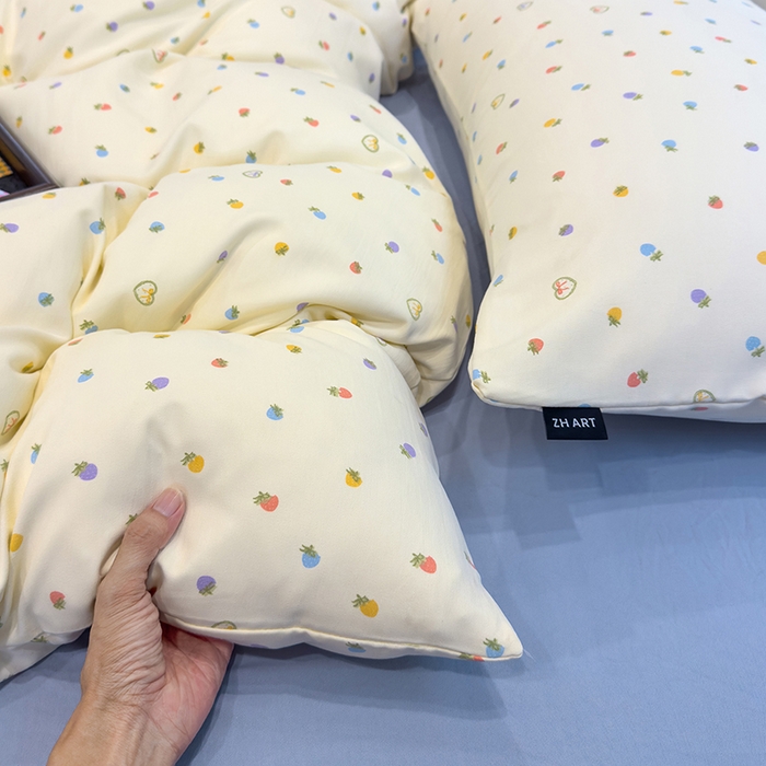 91家纺网 家纺一手货源 找家纺 竹合家纺 2025秋冬新品爆款有氧人字纹提花小清新加厚四件套 草莓点点