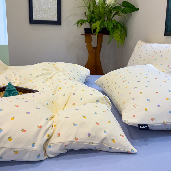 91家纺网 家纺一手货源 找家纺 竹合家纺 2025秋冬新品爆款有氧人字纹提花小清新加厚四件套 草莓点点