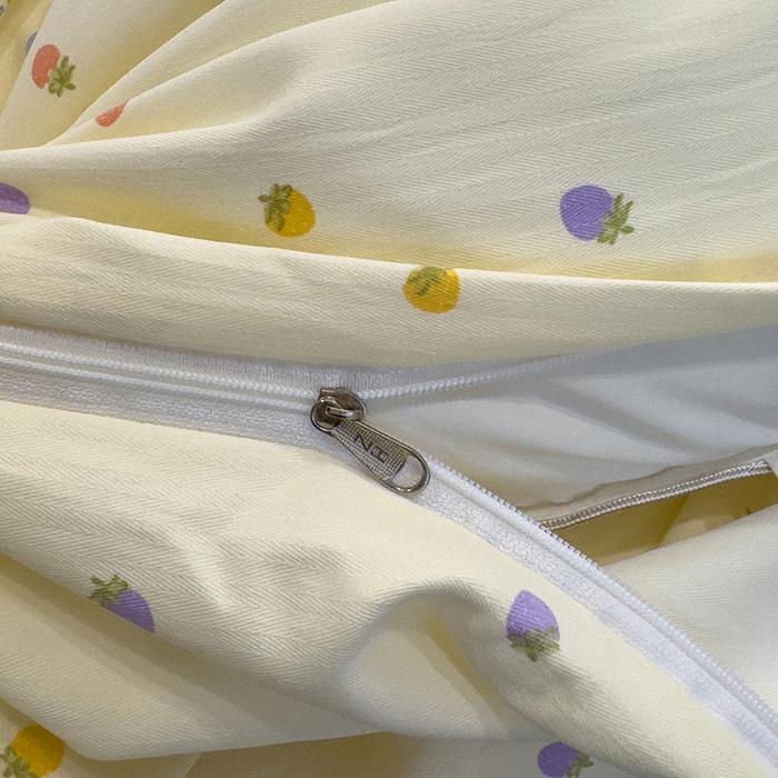 91家纺网 家纺一手货源 找家纺 竹合家纺 2025秋冬新品爆款有氧人字纹提花小清新加厚四件套 草莓点点