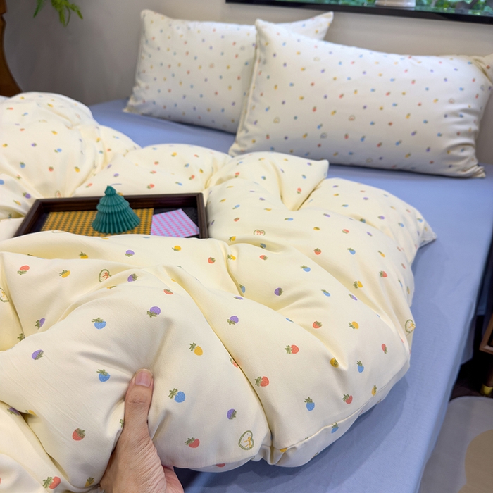 91家纺网 家纺一手货源 找家纺 竹合家纺 2025秋冬新品爆款有氧人字纹提花小清新加厚四件套 草莓点点