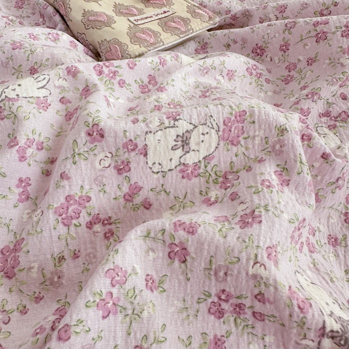 91家纺网 家纺一手货源 找家纺 尚美 2025新款法式小黑边云感四件套床盖款 可爱兔