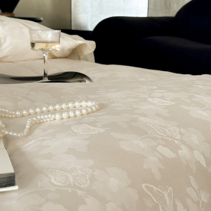 91家纺网 家纺一手货源 找家纺 MIU缪家居 2025新款100支全棉纯棉提花四件套-蝶影 鎏金白（控价388）