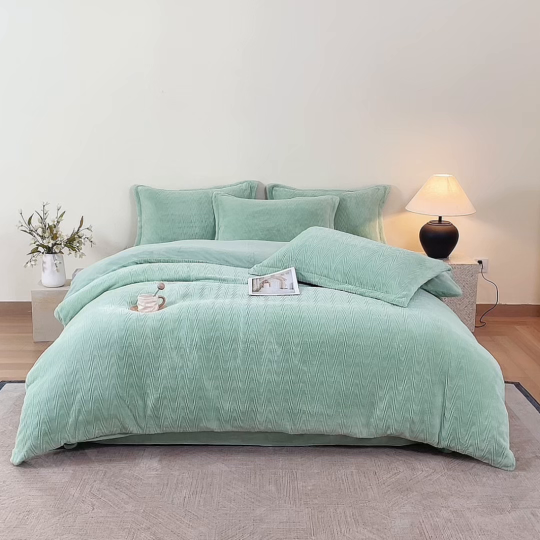 91家纺网 家纺一手货源 找家纺 卡初家居（原微来） 2025新款A类亲肤舒适秋冬波纹系列全消光雕花牛奶绒四件套（提供买家秀） 波纹-水绿