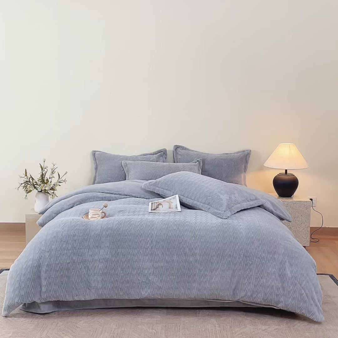 91家纺网 家纺一手货源 找家纺 卡初家居（原微来） 2025新款A类亲肤舒适秋冬波纹系列全消光雕花牛奶绒四件套（提供买家秀） 波纹-浅灰