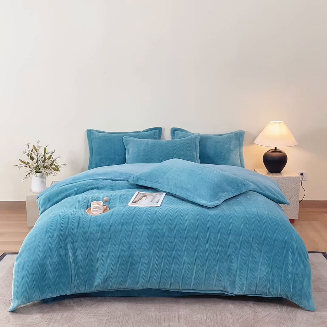 91家纺网 家纺一手货源 找家纺 卡初家居（原微来） 2025新款A类亲肤舒适秋冬波纹系列全消光雕花牛奶绒四件套（提供买家秀） 波纹-海蓝