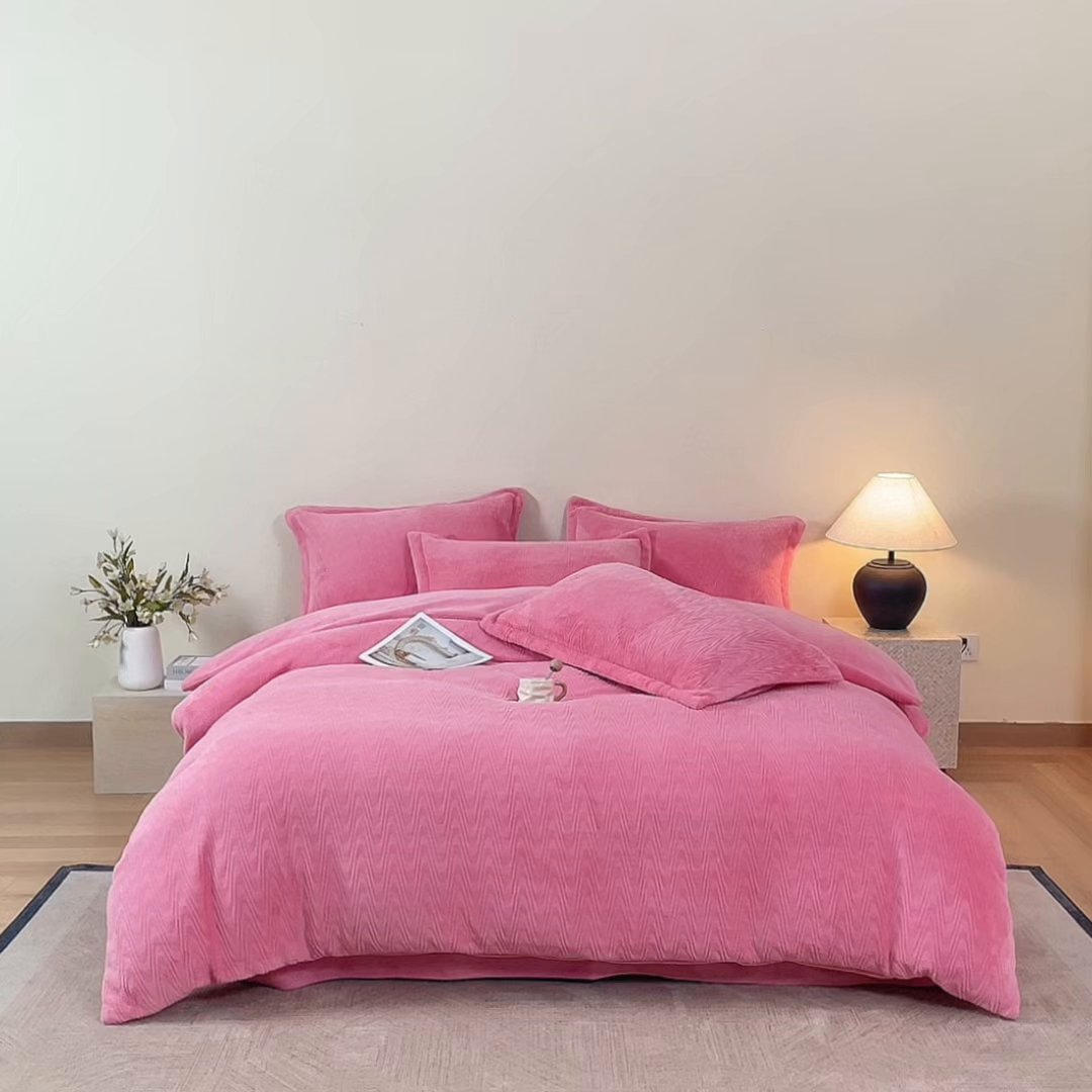 91家纺网 家纺一手货源 找家纺 卡初家居（原微来） 2025新款A类亲肤舒适秋冬波纹系列全消光雕花牛奶绒四件套（提供买家秀） 波纹-桃粉