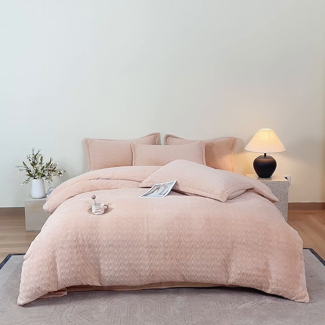 91家纺网 家纺一手货源 找家纺 （总）卡初家居（原微来） 2025新款A类亲肤舒适秋冬波纹系列全消光雕花牛奶绒四件套（提供买家秀）