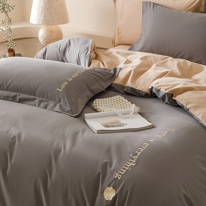 91家纺网 家纺一手货源 找家纺 艾莱家纺 2025新款A类新疆长绒棉加厚柔顺磨毛四件套--爱永恒系列 爱永恒-北欧灰