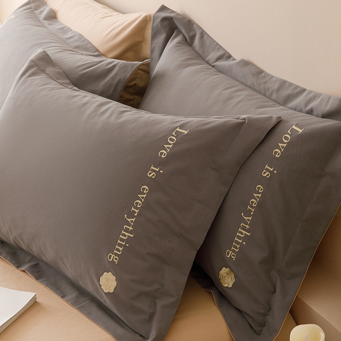 91家纺网 家纺一手货源 找家纺 艾莱家纺 2025新款A类新疆长绒棉加厚柔顺磨毛四件套--爱永恒系列 爱永恒-北欧灰