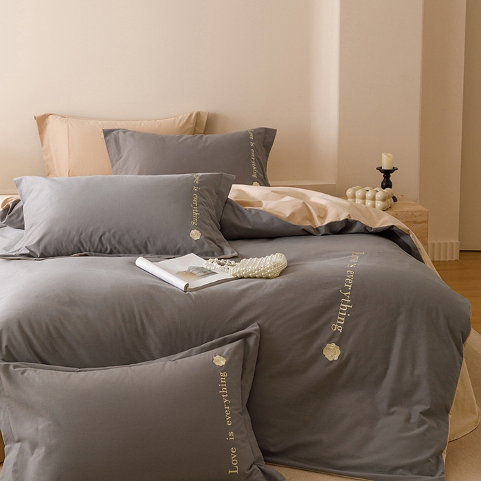 91家纺网 家纺一手货源 找家纺 艾莱家纺 2025新款A类新疆长绒棉加厚柔顺磨毛四件套--爱永恒系列 爱永恒-北欧灰