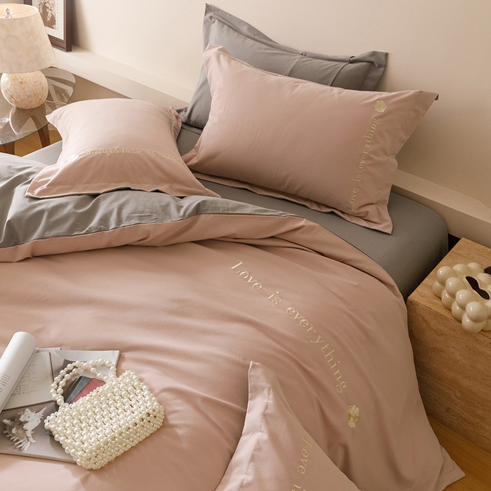 91家纺网 家纺一手货源 找家纺 艾莱家纺 2025新款A类新疆长绒棉加厚柔顺磨毛四件套--爱永恒系列 爱永恒-浅豆沙