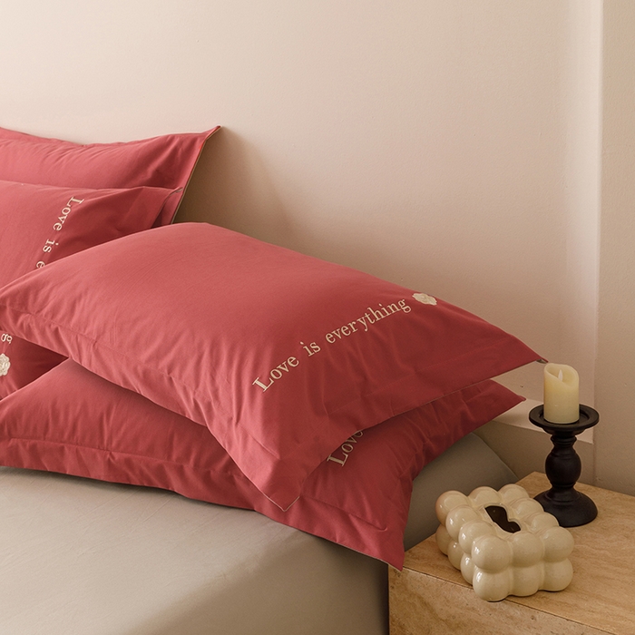 91家纺网 家纺一手货源 找家纺 艾莱家纺 2025新款A类新疆长绒棉加厚柔顺磨毛四件套--爱永恒系列 爱永恒-嫣红