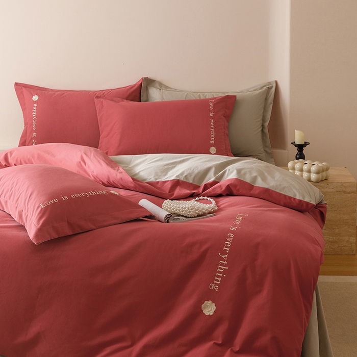 91家纺网 家纺一手货源 找家纺 艾莱家纺 2025新款A类新疆长绒棉加厚柔顺磨毛四件套--爱永恒系列 爱永恒-嫣红