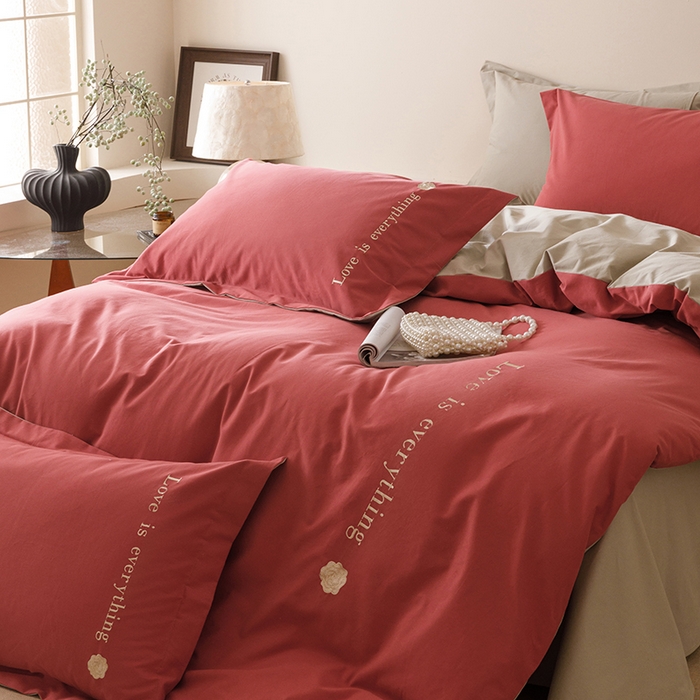 91家纺网 家纺一手货源 找家纺 艾莱家纺 2025新款A类新疆长绒棉加厚柔顺磨毛四件套--爱永恒系列 爱永恒-嫣红