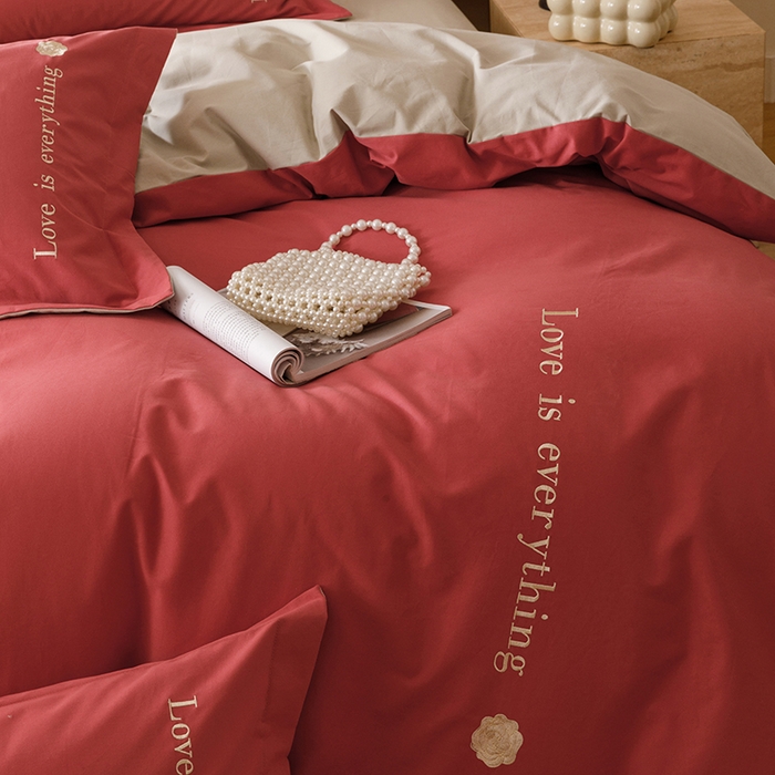 91家纺网 家纺一手货源 找家纺 艾莱家纺 2025新款A类新疆长绒棉加厚柔顺磨毛四件套--爱永恒系列 爱永恒-嫣红