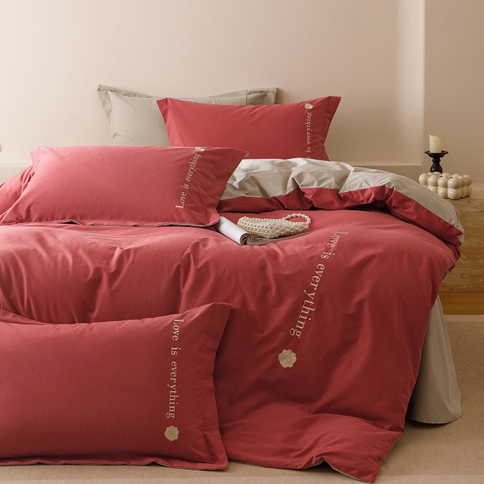 91家纺网 家纺一手货源 找家纺 艾莱家纺 2025新款A类新疆长绒棉加厚柔顺磨毛四件套--爱永恒系列 爱永恒-嫣红
