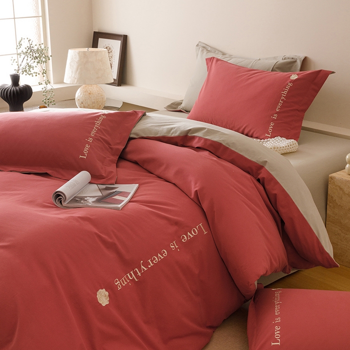 91家纺网 家纺一手货源 找家纺 艾莱家纺 2025新款A类新疆长绒棉加厚柔顺磨毛四件套--爱永恒系列 爱永恒-嫣红