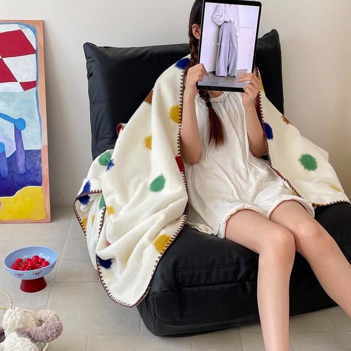 91家纺网 家纺一手货源 找家纺 晚爱家纺（原晚安家居） 2025新款跨境暖羊绒双面绵羊绒沙发毯多功能盖毯 彩波点