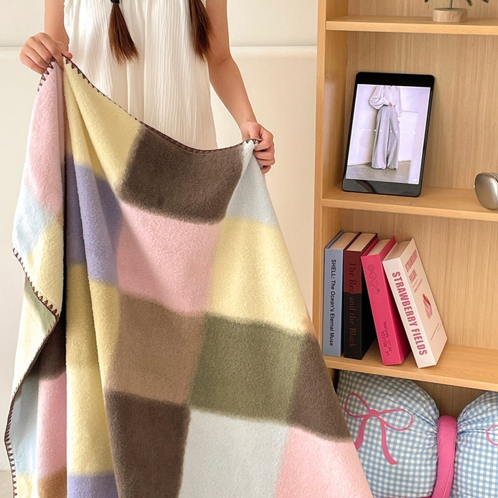 91家纺网 家纺一手货源 找家纺 晚爱家纺（原晚安家居） 2025新款跨境暖羊绒双面绵羊绒沙发毯多功能盖毯 糖块