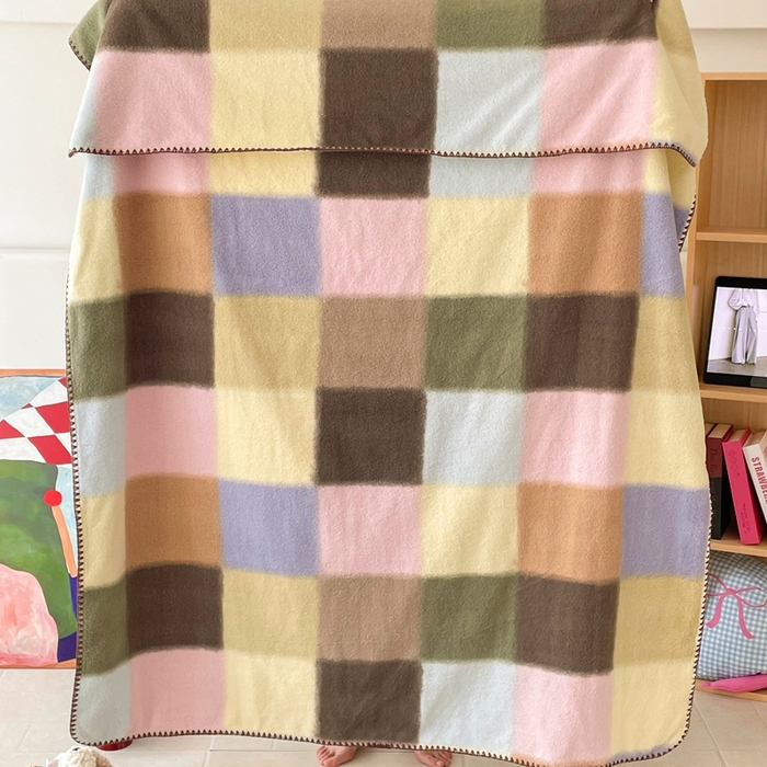 91家纺网 家纺一手货源 找家纺 晚爱家纺（原晚安家居） 2025新款跨境暖羊绒双面绵羊绒沙发毯多功能盖毯 糖块