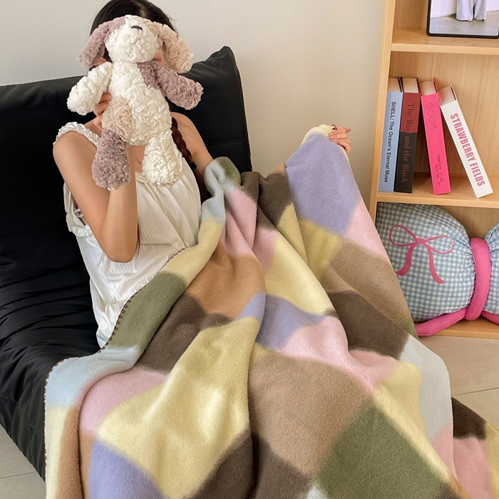 91家纺网 家纺一手货源 找家纺 晚爱家纺（原晚安家居） 2025新款跨境暖羊绒双面绵羊绒沙发毯多功能盖毯 糖块