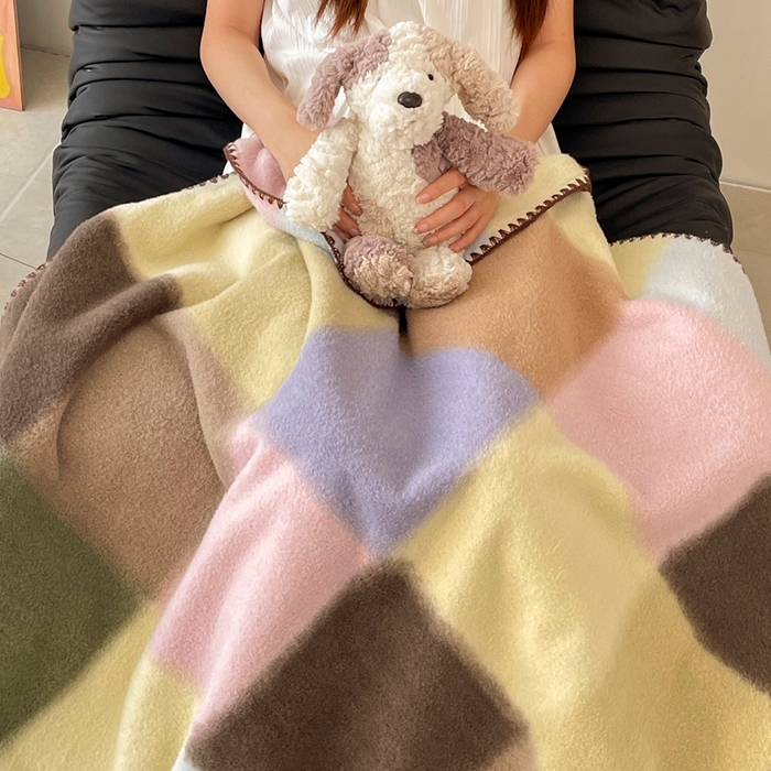 91家纺网 家纺一手货源 找家纺 晚爱家纺（原晚安家居） 2025新款跨境暖羊绒双面绵羊绒沙发毯多功能盖毯 糖块