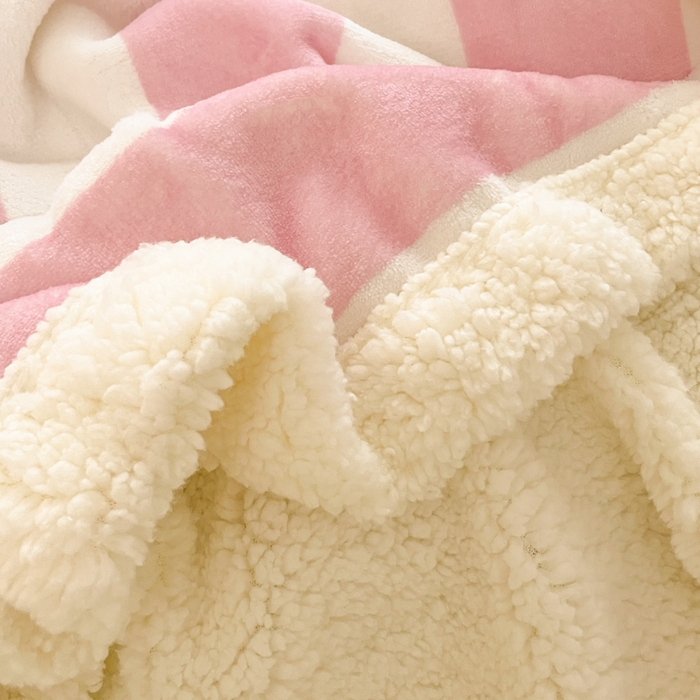 91家纺网 家纺一手货源 找家纺 金爱家 2025新款卡通多功能牛奶绒羊羔绒毛毯 羊羔绒-草莓冰淇淋美乐蒂