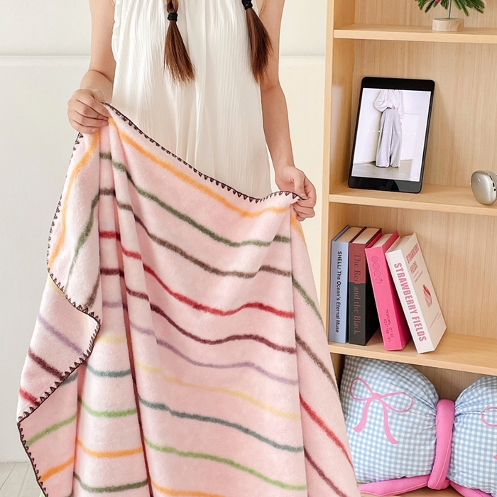 91家纺网 家纺一手货源 找家纺 晚爱家纺（原晚安家居） 2025新款跨境暖羊绒双面绵羊绒沙发毯多功能盖毯 七彩条