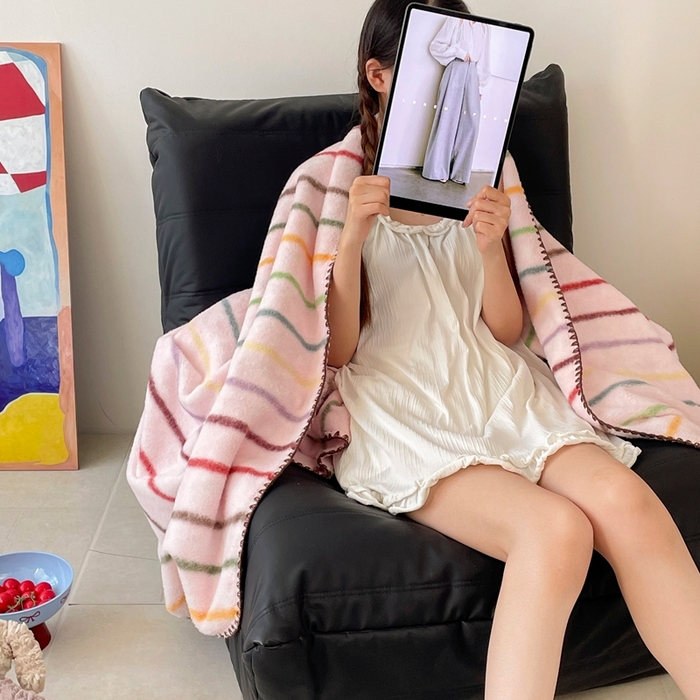 91家纺网 家纺一手货源 找家纺 晚爱家纺（原晚安家居） 2025新款跨境暖羊绒双面绵羊绒沙发毯多功能盖毯 七彩条