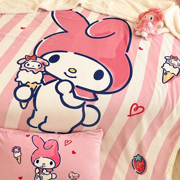 91家纺网 家纺一手货源 找家纺 金爱家 2025新款卡通多功能牛奶绒羊羔绒毛毯 羊羔绒-草莓冰淇淋美乐蒂