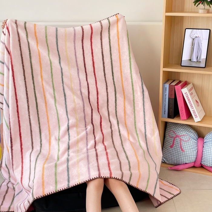 91家纺网 家纺一手货源 找家纺 晚爱家纺（原晚安家居） 2025新款跨境暖羊绒双面绵羊绒沙发毯多功能盖毯 七彩条