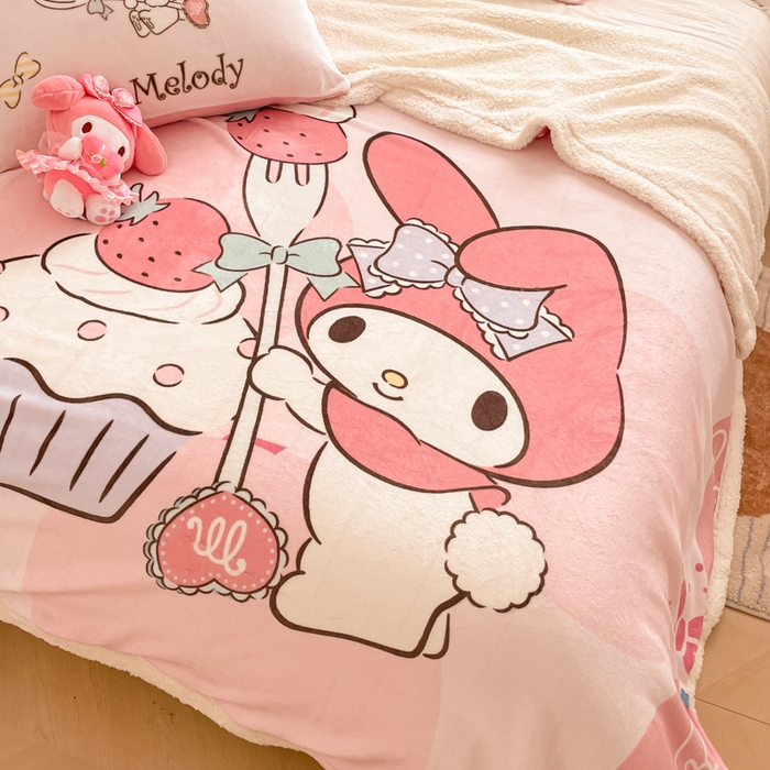 91家纺网 家纺一手货源 找家纺 金爱家 2025新款卡通多功能牛奶绒羊羔绒毛毯 羊羔绒-草莓蛋糕美乐蒂