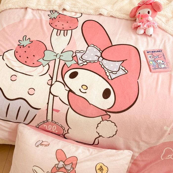 91家纺网 家纺一手货源 找家纺 金爱家 2025新款卡通多功能牛奶绒羊羔绒毛毯 羊羔绒-草莓蛋糕美乐蒂