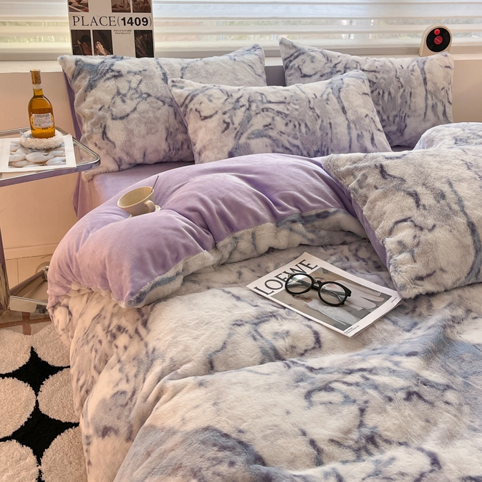 91家纺网 家纺一手货源 找家纺 金爱家 2025新款全消光牛奶绒A类纯色獭兔毛绒立体牛奶绒四件套 大理石深蓝