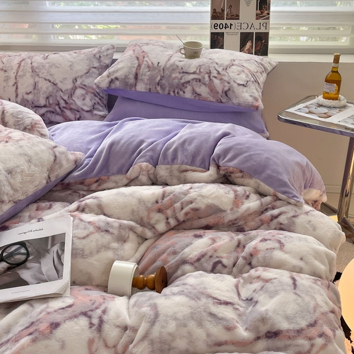 91家纺网 家纺一手货源 找家纺 金爱家 2025新款全消光牛奶绒A类纯色獭兔毛绒立体牛奶绒四件套 大理石紫红