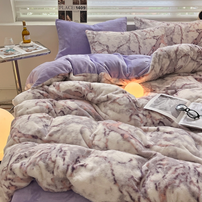 91家纺网 家纺一手货源 找家纺 金爱家 2025新款全消光牛奶绒A类纯色獭兔毛绒立体牛奶绒四件套 大理石紫红
