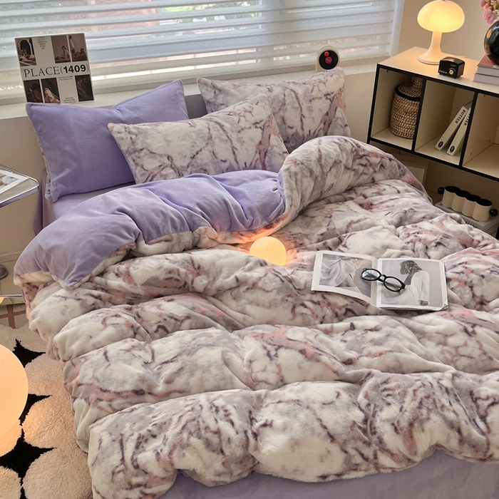 91家纺网 家纺一手货源 找家纺 金爱家 2025新款全消光牛奶绒A类纯色獭兔毛绒立体牛奶绒四件套 大理石紫红