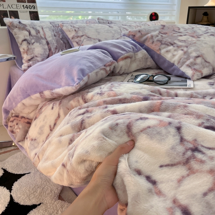 91家纺网 家纺一手货源 找家纺 金爱家 2025新款全消光牛奶绒A类纯色獭兔毛绒立体牛奶绒四件套 大理石紫红