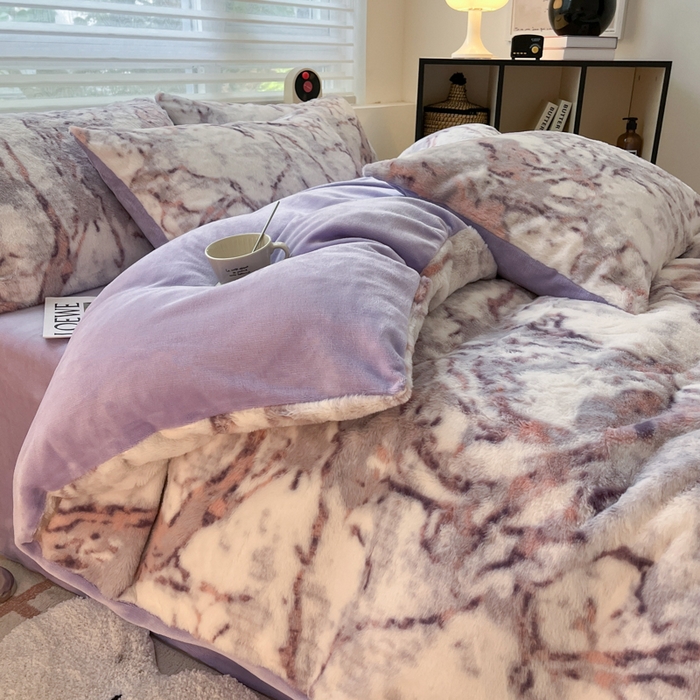91家纺网 家纺一手货源 找家纺 金爱家 2025新款全消光牛奶绒A类纯色獭兔毛绒立体牛奶绒四件套 大理石紫红