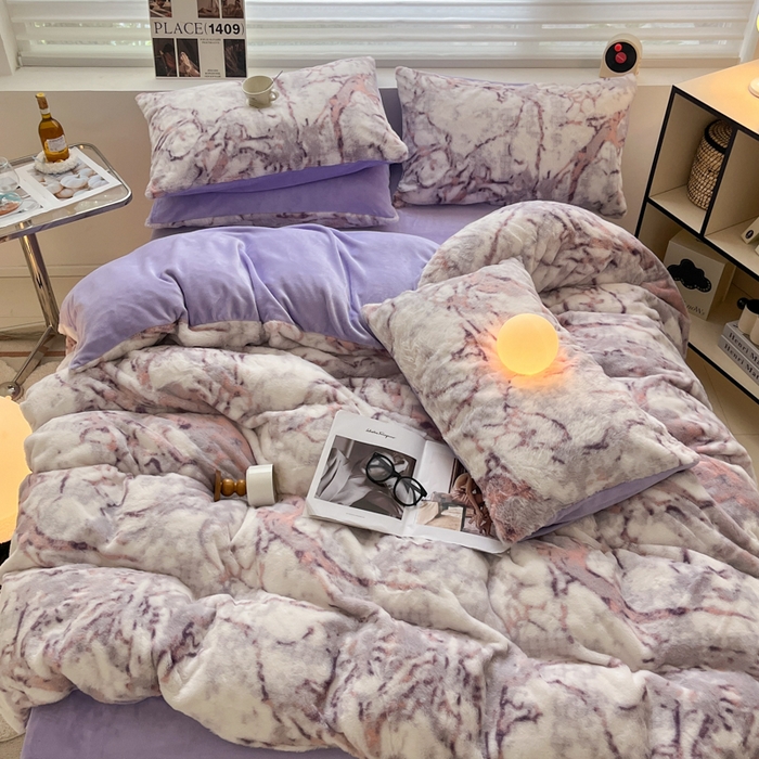 91家纺网 家纺一手货源 找家纺 金爱家 2025新款全消光牛奶绒A类纯色獭兔毛绒立体牛奶绒四件套 大理石紫红