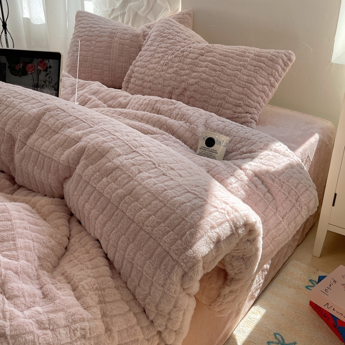 91家纺网 家纺一手货源 找家纺 金爱家 2025新款全消光牛奶绒A类纯色獭兔毛绒立体牛奶绒四件套 蜜桃粉